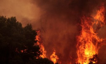 Ο αστάθμητος παράγοντας των πυρκαγιών, τα δύσκολα μέτωπα και η ανθεκτικότητα της Κυβέρνησης 