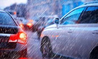 Καλύπτουν τα ασφαλιστήρια τρακαρίσματα αυτοκινήτων από ολισθηρότητα του δρόμου λόγω καταιγίδας;
