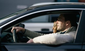 Οδήγηση με παράθυρα ανοιχτά: Ποιους ασφαλιστικούς κινδύνους ελλοχεύει αυτή η συνήθεια;