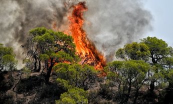 Μαίνεται η πυρκαγιά στη Ρόδο - Χωρίς ενιαίο ενεργό μέτωπο οι φωτιές σε Δυτική Αττική και Λουτράκι!