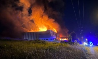 Λαμία: Κάηκε ολοσχερώς το εργοστάσιο που εμπλέκεται στην πρόσφατη μαζική δηλητηρίαση μαθητών!