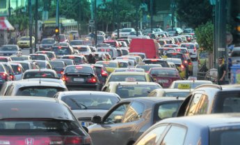 Μποτιλιάρισμα χιλιομέτρων στον Κηφισό - Σύγκρουση νταλίκας με 2 αυτοκίνητα