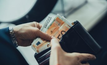 Τα εισοδήματα των Ελλήνων, ποιος θα «ντυθεί» Έλληνας Τραμπ(;), τα μετρητά κάτω από το…στρώμα, νέα εποχή για την Alpha Bank και mega deal της ΔΕΠΑ με Ισραηλινούς