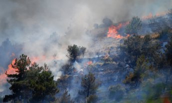 Μεγάλη φωτιά μαίνεται στη Χίο: Βροχή μηνυμάτων 112 για εκκένωση οικισμών