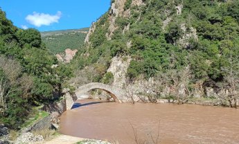 Το γεφύρι χαίρεται τον φουσκωμένο ποταμό…