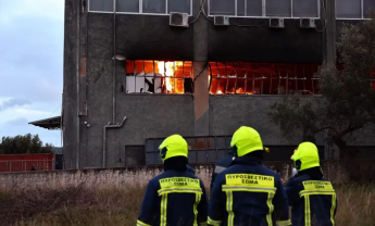 Μεγάλη φωτιά κατέστρεψε ολοσχερώς αποθήκη αθλητικών ειδών στα Σπάτα - Σε ποια εταιρεία ανήκει