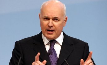 Ηνωμένο Βασίλειο: Σκληραίνει το πλαίσιο για τους ευρωμετανάστες