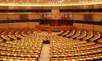 Αντί για μειώσεις, καλά κρατούν οι αυξήσεις μισθών των ευρωβουλευτών