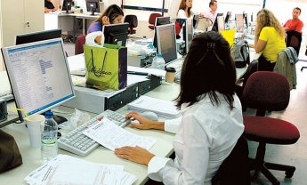 Μειώσεις μισθών και μαζικές απολύσεις στο Δημόσιο