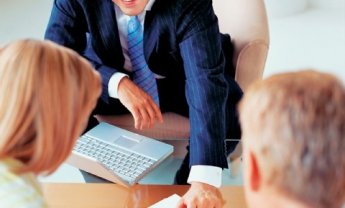 Μεσίτης ή πράκτορας;*