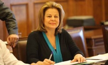 Tι είπε στη Βουλή η Λούκα Κατσέλη για τις επιχειρησιακές συμβάσεις
