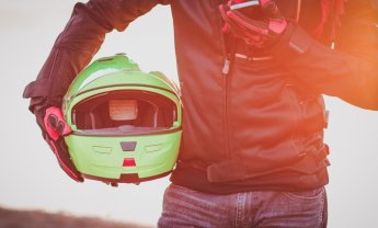 Τα τραύματα στο πρόσωπο ή στο κεφάλι από μόνα τους ΔΕΝ συνιστούν απόδειξη της έλλειψης κράνους!