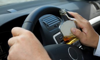 Παράσυρση μεθυσμένης πεζής, εκτός διαβάσεως, από μεθυσμένο οδηγό. Τι προβλέπει ο νόμος;