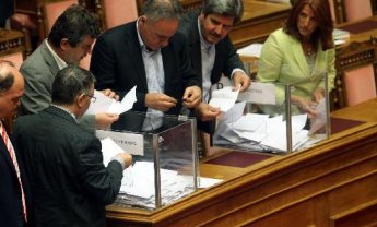 Επικουρικό: Οι βουλευτές αποφασίζουν επιβίωση ή εκκαθάριση 