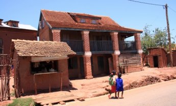 Παπούτσια στη Μαδαγασκάρη, από την INTERAMERICAN