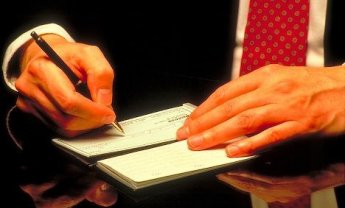 Με επιταγή η εξόφληση τιμολογίων 3.000 ευρώ και άνω