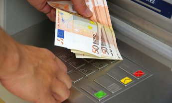 Tραπεζικός υπάλληλος έκανε.... αναλήψεις από τις καταθέσεις των πελατών!