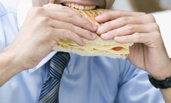 Σύνταξη: Ποιος προσπαθεί να πάρει την μπουκιά από το στόμα των ασφαλιστικών