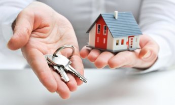 Διαλύονται σπίτια ασφαλιστών και οι υπεύθυνοι αλληλοχαριεντίζονται με «ψευτοειδήσεις»…