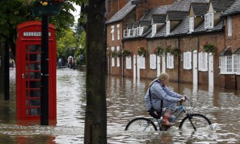 Πλημμύρησαν… οι Βρετανοί ασφαλιστές