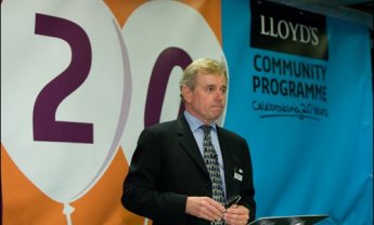 Προσοχή στα ασφάλιστρα λένε οι Lloyds