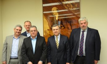 Συνάντηση Γιώργου Κώτσαλου με τον Δημήτρη Κουτσούμπα του ΚΚΕ, υπό το βλέμμα του Λένιν