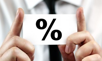 Σχεδόν αμετάβλητο το επιτόκιο νέων καταθέσεων, μείωση στο επιτόκιο νέων δανείων τον Ιούνιο