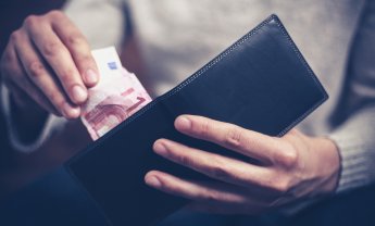 Οι Έλληνες πληρώνουν με μετρητά!