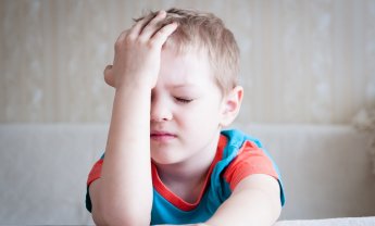Πότε πρέπει να ανησυχήσετε, αν το παιδί σας παραπονιέται για πονοκέφαλο;