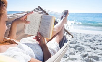 Τρία κλασικά νουάρ βιβλία που θα σας κάνουν παρέα στις διακοπές