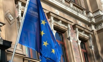 ΕΕ: Υπαναχώρηση από την αρχική θέση για μη αναδιάρθρωση χρεών