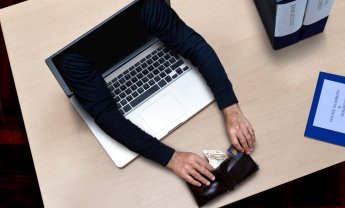 Γιατί τα e shops και οι έμποροι χρειάζονται ασφάλιση cyber insurance για τις συναλλαγές πλαστικού χρήματος;