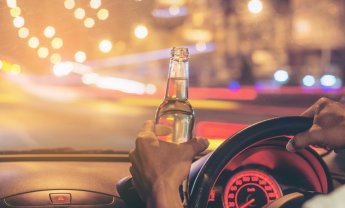 Αυστηρότερες ποινές για τροχαία υπό την επήρεια αλκοόλ. Πότε προβλέπεται η δια βίου αφαίρεση διπλώματος;