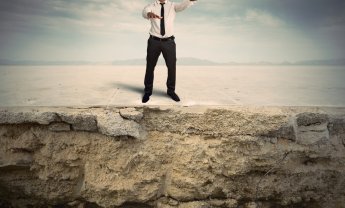 Εμπόδια στις διασυνοριακές ασφαλίσεις διαπιστώνει η Κομισιόν