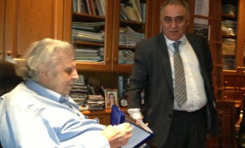 Το Επαγγελματικό Επιμελητήριο Αθηνών βραβεύει τον Μίκη Θεοδωράκη