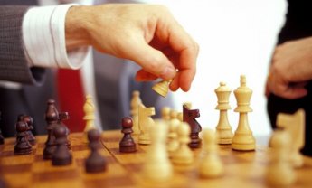 Η Ασπίς, ο Χατζηπετρής και η βρεγμένη σανίδα