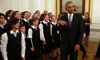 Η ιστορία και η σημασία των εμβληματικών τραγουδιών που άκουσε το βράδυ της Τρίτης ο Ομπάμα στο Προεδρικό Μέγαρο από την παιδική χορωδία