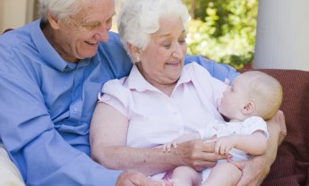 Οι παππούδες, οι γιαγιάδες, τα εγγόνια και οι ασφαλιστικές