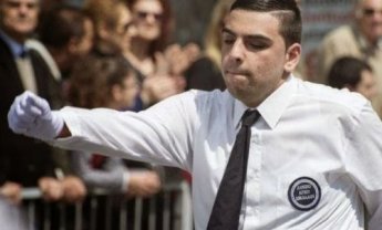 Ο τυφλός μαθητής που παρέλασε και συγκλόνισε τους πάντες. Δείτε το βίντεο