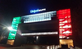 Στα χρώματα της ιταλικής σημαίας τα γραφεία της Unipol!