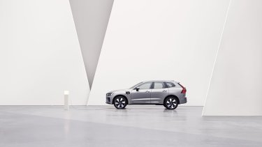 294985_xc60_recharge_t8_silver_dawn_002