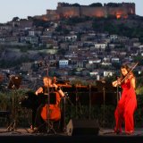 b_20069_or_haydn_trio_with_molyvos_as_background_c_eleonore_pouwels_