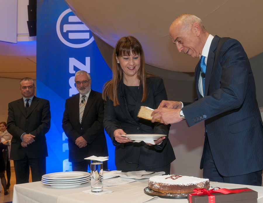 Ο κ. Π. Παπανικολάου δίνει το κομμάτι της Διεύθυνσης Πωλήσεων από την πρωτοχρονιάτικη πίτα στην κ. Ν. Σταθούρου