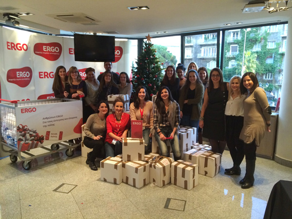 Η εθελοντική ομάδα από εργαζομένους στην Αθήνα, που βοήθησε στην διαλογή και συσκευασία  των τροφίμων 