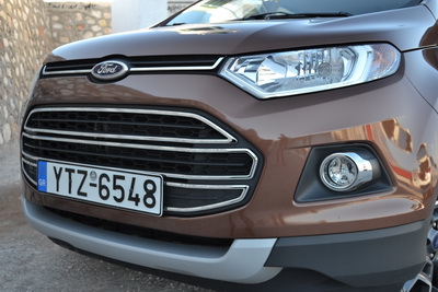 Ford EcoSport - Στο εμπρόσθιο μέρος ξεχωρίζει η μεγάλη μάσκα με τις λωρίδες χρωμίου και τα στενά φωτιστικά σώματα