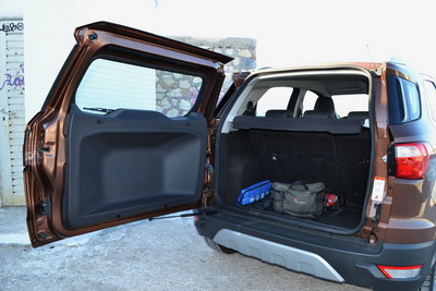 Ford EcoSport - Η πόρτα του χώρου αποσκευών ανοίγει με εντυπωσιακό τρόπο στο πλάι, αλλά ενδεχομένως να σας ζορίσει αν έχετε παρκάρει σε περιορισμένο χώρο