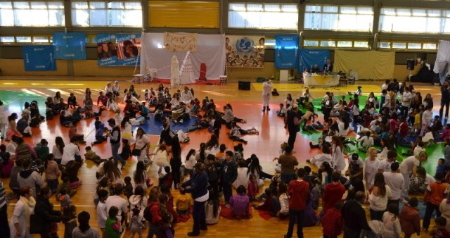 Στιγμιότυπο από την διαπολιτισμική γιορτή της UNICEF, στο γυμναστήριο του Μετς