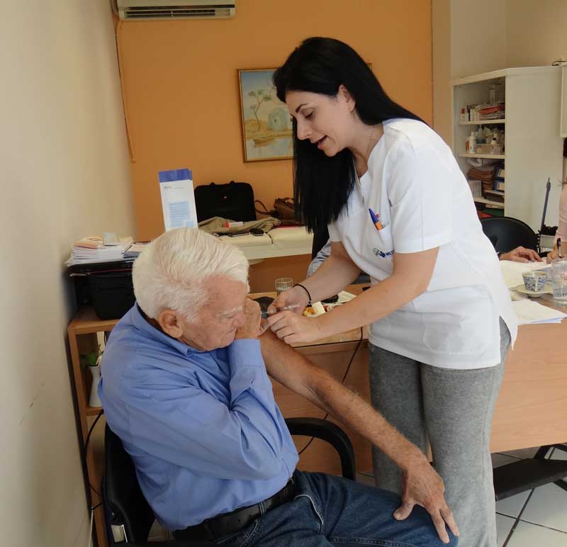 Εμβόλια από την INTERAMERICAN για τους ηλικιωμένους