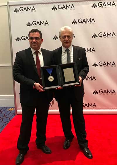 Ο βραβευθείς συντονιστής Β. Βασιλόπουλος με τον Η. Μάλλιο, διευθυντή πωλήσεων Tied Agency.