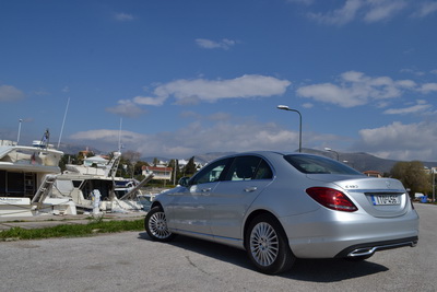 Οι σχεδιαστές της Mercedes όμως έδωσαν τα ρέστα τους, μιας και κατάφεραν να δημιουργήσουν πέρα από ένα όμορφο μοντέλο κι ένα άκρως αεροδυναμικό αμάξωμα, με τον αεροδυναμικό συντελεστή να αγγίζει το cd:0,27!